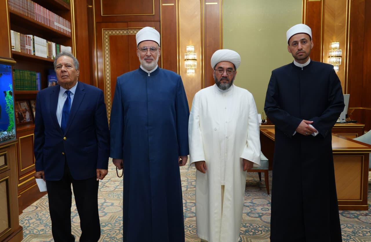 الضويني يلتقي مفتي أوزبكستان ويؤكدان عمق العلاقات الأزهرية الأوزباكستانية`