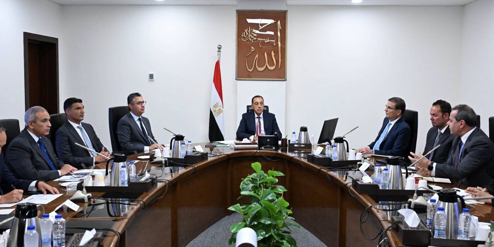 رئيس الوزراء يستعرض مقترح مبادرة "القرية المنتجة" لإنشاء 100 مصنع بالقرى خلال 3 سنوات`
